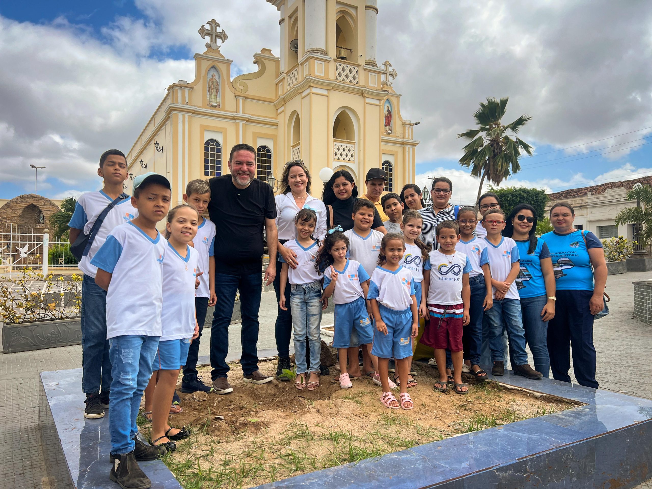 Serra Branca celebra Dia da Árvore com distribuição de 2 mil mudas e plantio na praça central