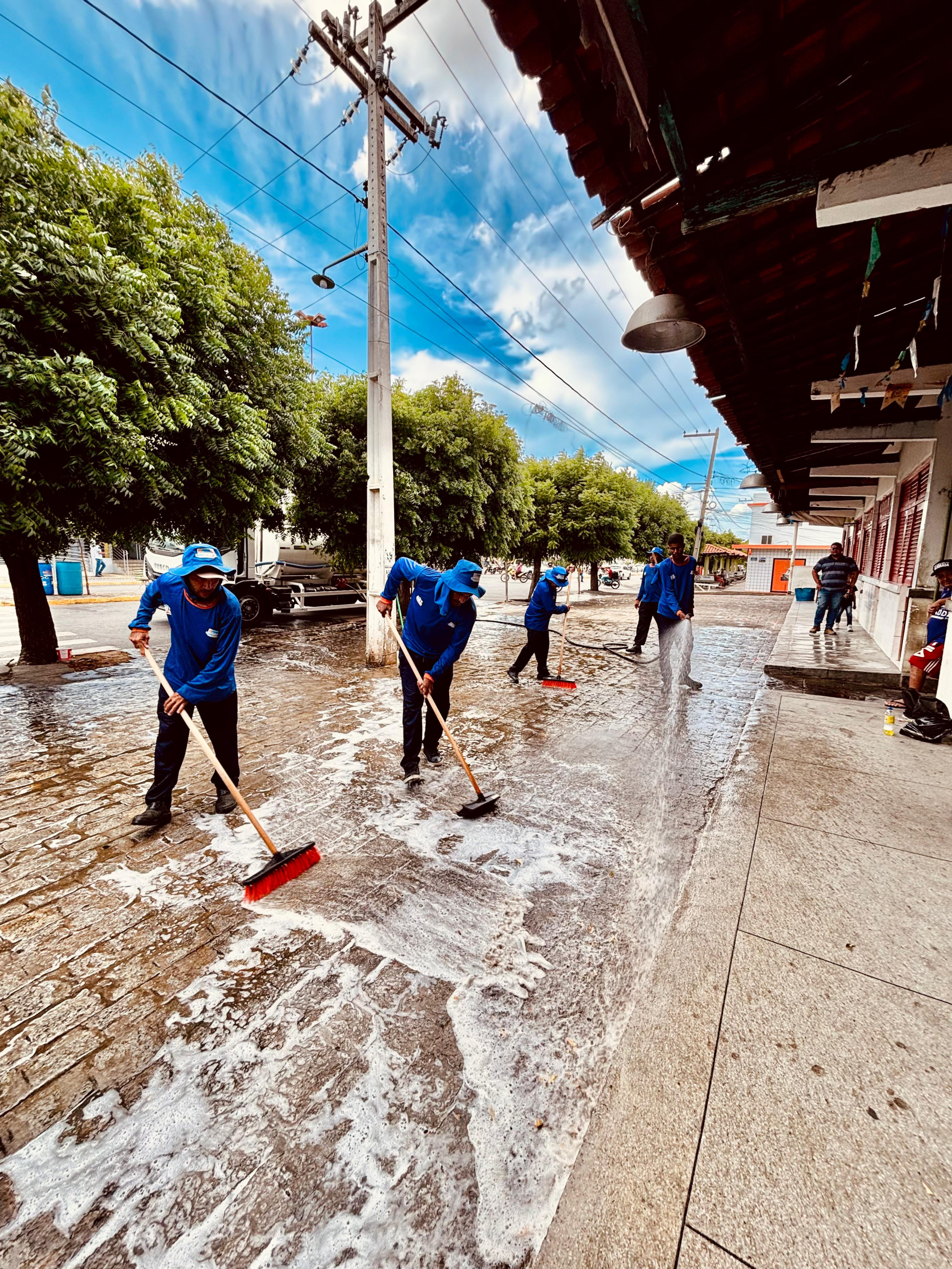 Secretaria de Infraestrutura realiza grande ação de limpeza no mercado público de Serra Branca