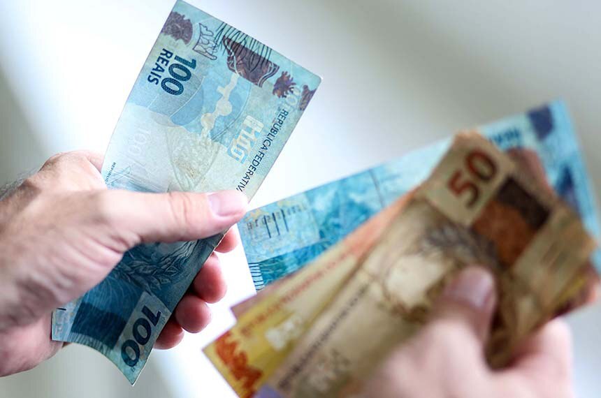 Prefeitura de Serra Branca realiza pagamento da primeira parcela do 13º salário dos servidores efetivos, aposentados e pensionistas