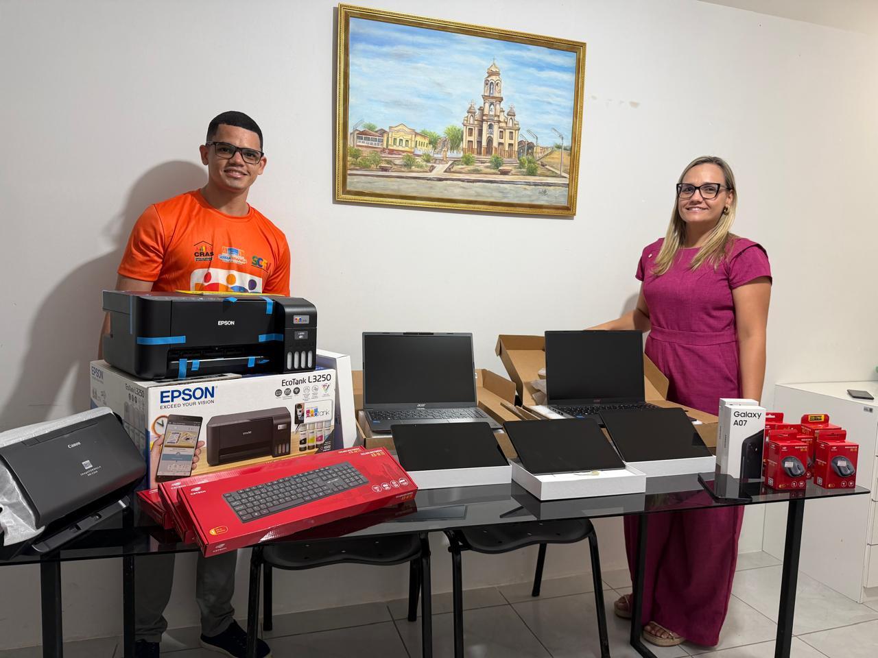 Secretaria de Assistência Social de Serra Branca entrega novos equipamentos para equipe do Programa Bolsa Família